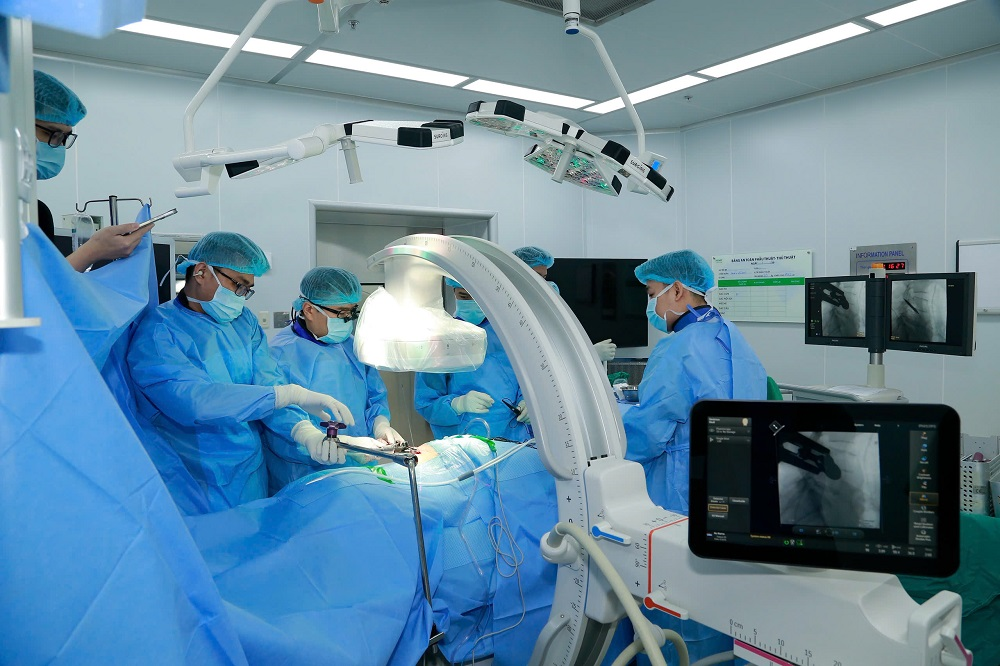 Đưa công nghệ robot và định vị 3D vào phẫu thuật cột sống tại Việt Nam